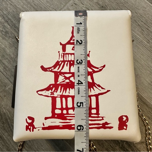 Chinese Takeout Box Fun Cute
Purse Crossbody with Gold chain NWT - Picture 8 of 8